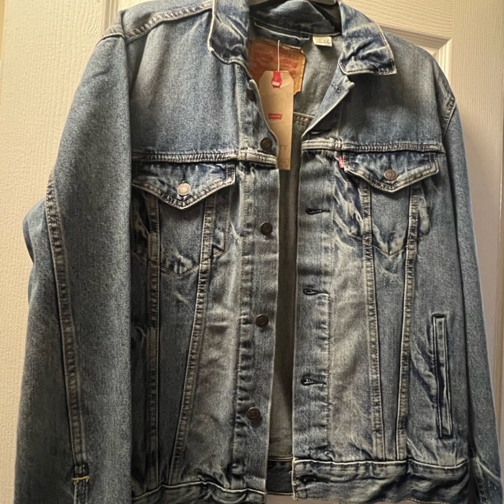 Levi’s men’s denim jacket medium wash NWT